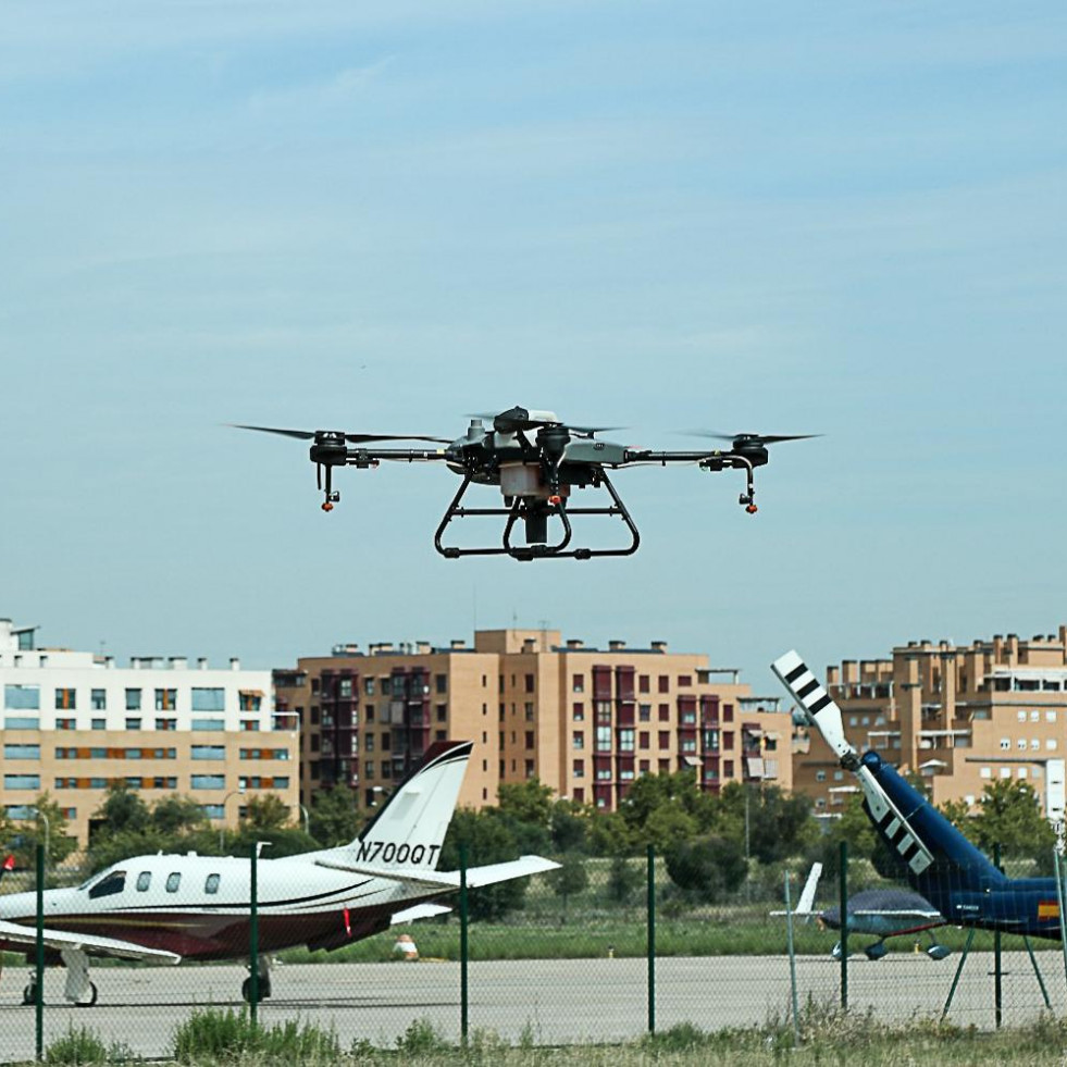 Dron volando en aeropuerto Firma Santi Moreno 2