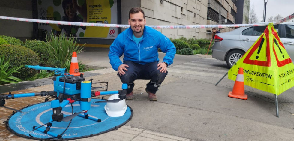 Un ingeniero chileno utiliza la tecnologia dron para la limpieza de fachadas y ventanas de edificios