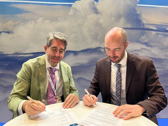 Ignacio Rodriguez y Oscar Lara firmando  el MOU entre Crisalion y Bluenest