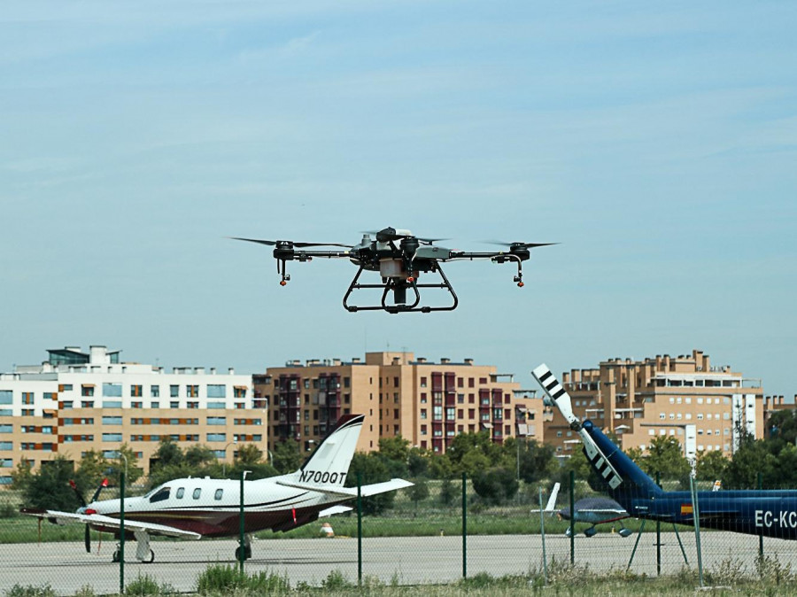 Dron volando en aeropuerto Firma Santi Moreno 2