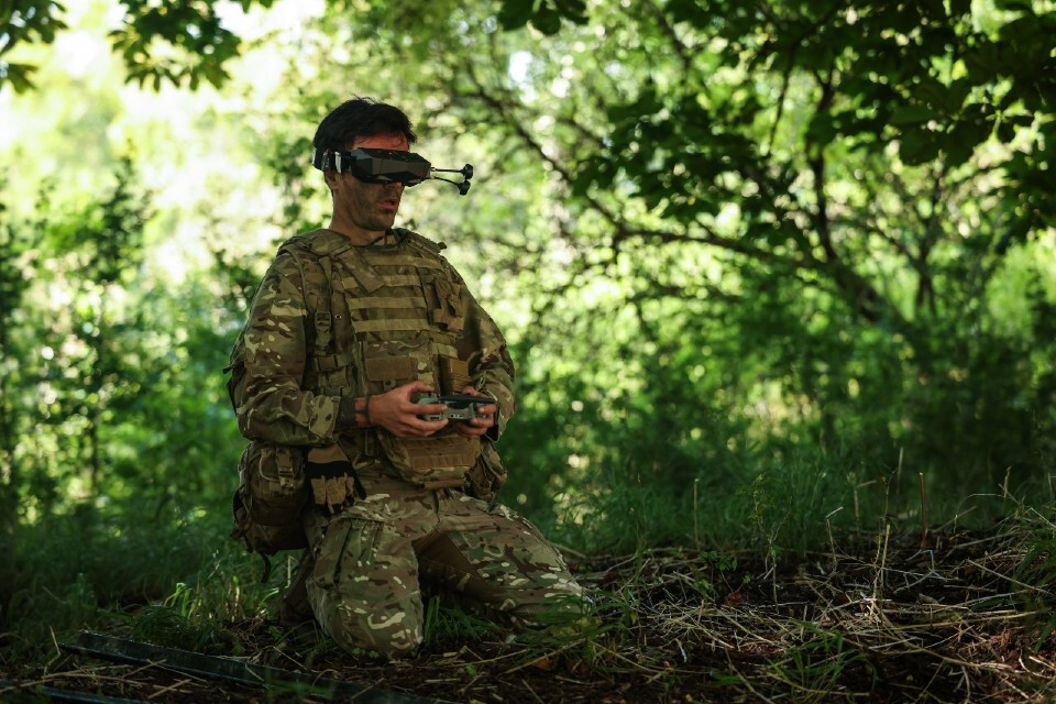 Soldado operando un dron FPV